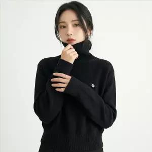 KARRA 골드로고폴딩하이넥니트_A4W0455