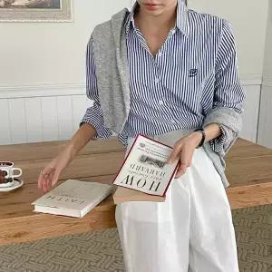 [올리비에스클로젯] 러브자수 스트라이프 셔츠_O2603BL042A