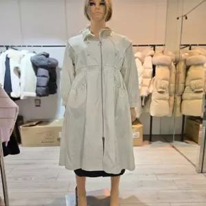 [에고이스트] 셔링 포인트 하이넥 롱 플레어 점퍼 EQ1WC-261