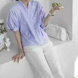 [올리비에스클로젯] 줄지 차이나카라 뒷단추 반팔 셔츠_O2604BL047B