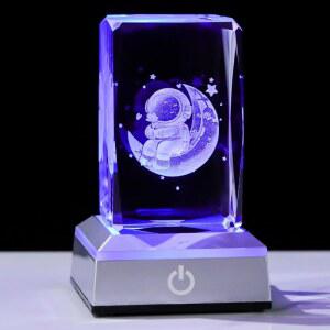 색이 변하는 LED 베이스로 달 크리스탈 큐브에 새겨진 모브디카 에칭 우주비행사 - 독특한 공간 장식, 로맨틱한 야간 조명, 선물