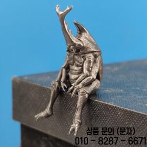 앤티크 황동 사실적인 딱정벌레 조각상 이중 뿔을 가진 장식품 정교한 디테일 자동차 대시보드 및