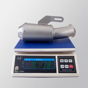 듀크 1290R 애프터마켓 배기 시스템에 호환한 형 중간 파이프는  장착 구멍을 사용하여 설치됩니다.