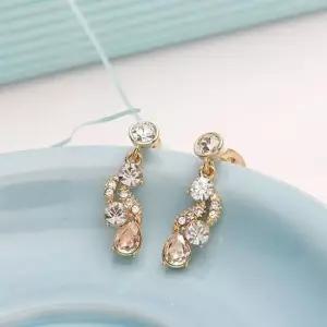 귀걸이선물 피어리스 스와로브스키 크리스탈 제작 은침 귀걸이