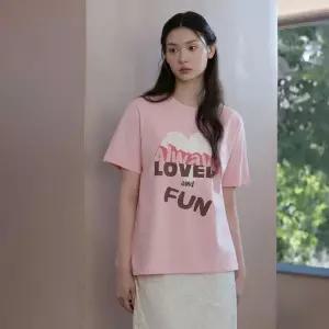 [백화점 정품] 잇미샤 [26 SS] 하트 그래픽 레터링 프린트 티셔츠 ITQ3ZTS140