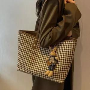 하우드투스 패턴 인형키링 쇼퍼백 브라운 여성 숄더백 여성쇼퍼백 여성숄더백