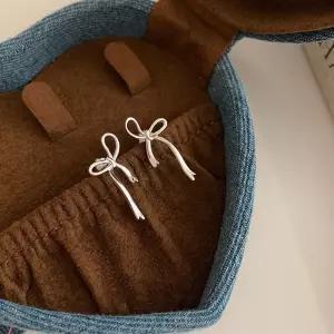로맨틱 실버 리본 매듭 귀걸이 LOTOA-12