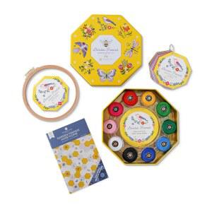 가든 프렌즈 자수 키트 u2013 자연에서 영감을 받은 디자인 + 퀼트 패턴 새, 꿀벌, 나비 등이 포함된 완벽한 DIY 세트 초보자 친화적인 바느질