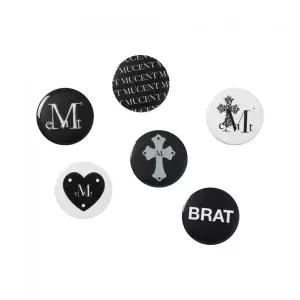 무센트 MUCENT 시그니처 로고 핀버튼 뱃지 남녀공용 P0000BJK