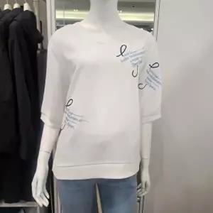 [셀러허브 1]JOINUS HC06 V넥 레터링포인트 블라우스  JAEU6-WRB530 (48717400)