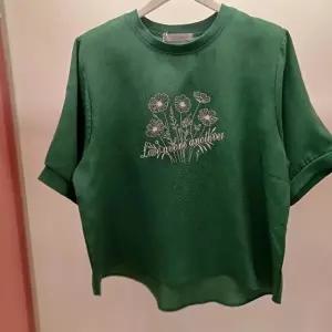 [셀러허브 1]Latium HC06 구김없고 가벼운 플라워 라운드 5부반팔 티블라우스  T2623bl07G (48727939)