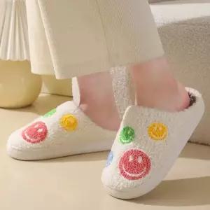 인기상품 스마일자수 뽀글이 퍼슬리퍼 겨울 방한 커플룸슈즈 [WFKNX8U_260411]