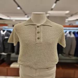 [킨록바이킨록앤더슨](신세계 사우스시티)S/S  베이지 면 100% 조직감 반팔 카라 니트[CHW18S010]
