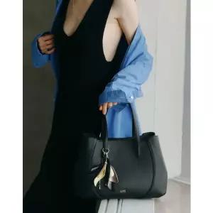 [닥스](강남점)DCBA6E553BK [RIA] 블랙 소가죽 플라워 참장식 토트백 M