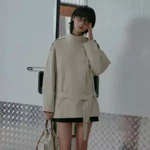 [롯데백화점]랩 하이넥 하프 트렌치 코트(AS1WC260)