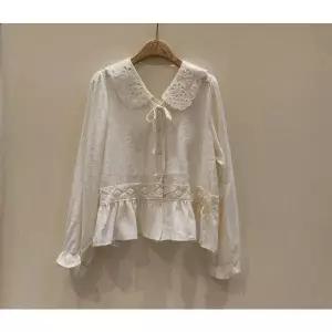 [메종블랑쉬](김해점)펀칭레이스카라블라우스 M261JBL306K