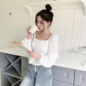 [옷자락]여성 스퀘어넥 리본 스트링 스모크 밴딩 허리 셔링 퍼프소매 티셔츠_P420793587