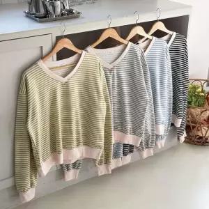 여성 스트라이프 봄 시즌 대학생 배색 브이넥 루즈핏 맨투맨