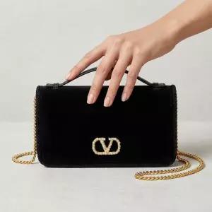 발렌티노 블랙 스웨이드 골드톤 로고 탑 핸들 체인 지갑 7W2P0AU1CPX BBK BB7W2P0AU1 CPX / 7W2P0AU1 54427
