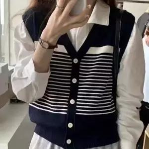 단추 베스트 깔끔한 브이넥 라인 시크한 분위기 연출 줄무늬 패턴 슬림해보이는 세련된 여성조끼