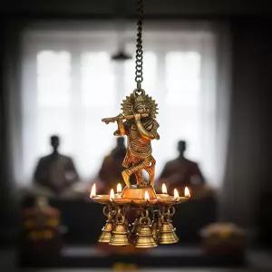 eSplanade - 종과 사슬이 달린 크리슈나 벽걸이 디야 오일 램프 홈 데코 디팍 디팜 황동