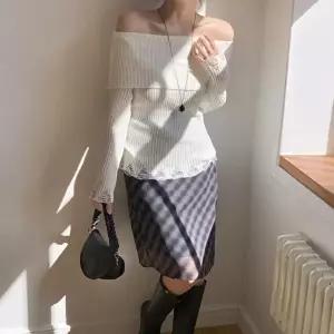 [옷자락]여성 슬림핏 골지 펀칭 레이스 디테일 오프숄더 니트