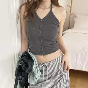 [옷자락]여성 슬림핏 골지 홀터넥 버튼 크롭 민소매 탑