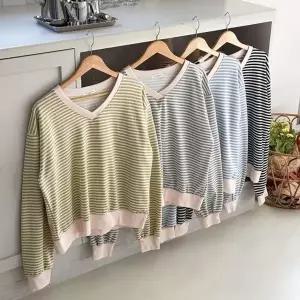 [옷자락]여성 스트라이프 봄 시즌 대학생 배색 브이넥 루즈핏 맨투맨