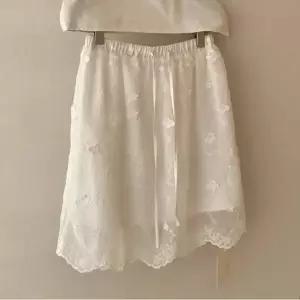 [신세계라이브쇼핑][옷자락] 여성 일상복 필수 아이템 꽃 자수 레이스 밴딩 미니 스커트