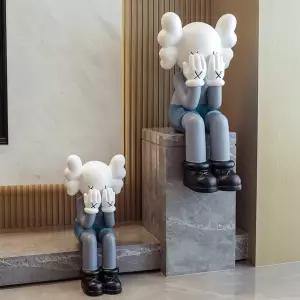 KAWS 카우스 피규어 대형 가게 매장 입구 인테리어