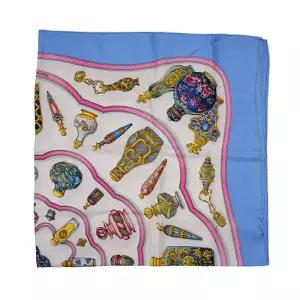 [중고명품] 멀티컬러 실크 퀴 임포르트 르 플라콩 까레 90 여성 스카프