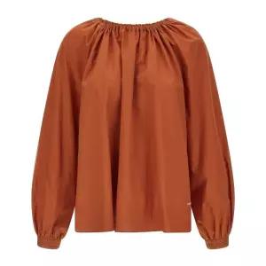 로고 자수 보트넥 블라우스 TTMA0449S1UTC193 00M07