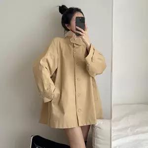 오슬로 케이프 하이넥 A라인 코튼 하프 트렌치코트