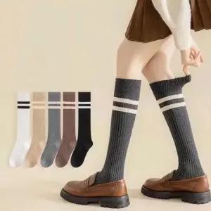 여성 주말 외출 나들이 패션 골지 라인 니삭스 양말