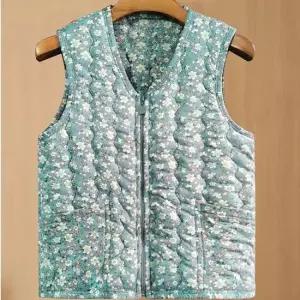 할머니 꽃무늬 조끼 중년 여성 촌캉스룩 실내 김장옷