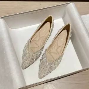 장식 여성 뾰족코 웨딩 신발 플랫 보석 1. 구두 신부