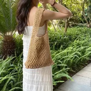 턴인  니트 비비드 컬러 숄더백 그물 가방 동남아 라탄 여름 가을 휴양지 제주도 바닷가 해변룩