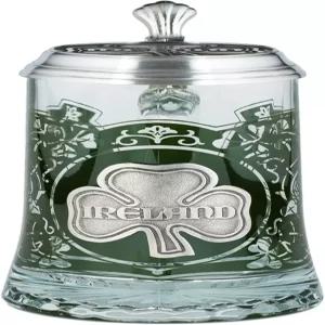 퓨터 뚜껑과 샴록이 있는 아일랜드 유리 맥주 스타인