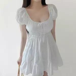 [캣츠원피스][캣츠원피스]오프숄더 스모크 펀칭 자수 미니원피스