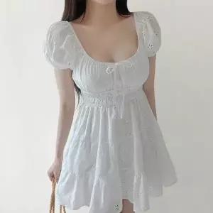 [캣츠원피스]오프숄더 스모크 펀칭 자수 미니원피스