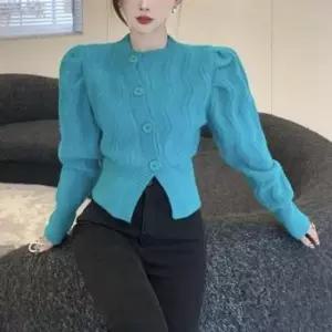 [옷은날개] 크롭 사선버튼 니트탑 니트 슬림라인 퍼프 포인트