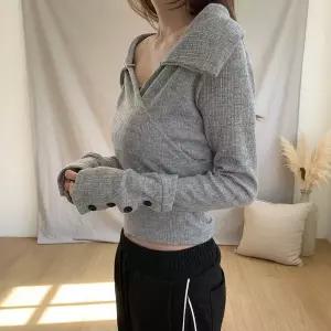 [하프클럽/]여성 데일리 간절기 랩카라 버튼 포인트 크롭 골지 니트 탑