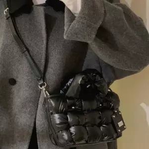 미니 크로스 시크 엠보 큐티백