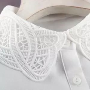 펀칭 클래식 페이크 자수 넥 케이프 이너