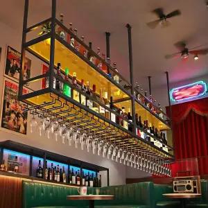 조명이 있는 천장 와인잔 랙 유리 홀더와 투명 선반이 아크릴 걸이 고블렛 스템웨어 모던 홈 바 커피 장식