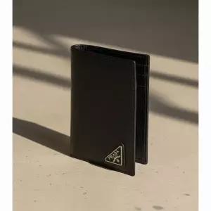 프라다 사피아노 트라이앵글 로고 카드지갑 2MC101 QHH F0002 블랙