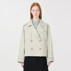 [롯데백화점]리스트 코튼 더블 크롭 트렌치코트 (TWWBYP52030)