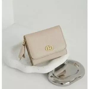 [NS홈쇼핑]헤지스핸드백 HIWA6E661I2 베이지 H장식 소가죽 지퍼 반지갑 (참장식 포함)..