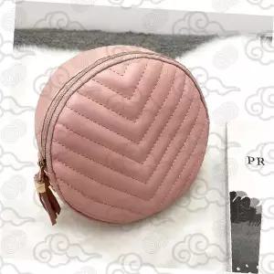 원형 탬버린 크로스백 미니 가방 여행용 핸드폰 수납 휴대 간편 퀼팅 패턴 디자인