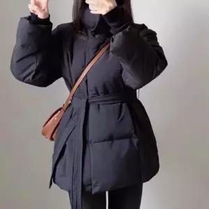 [라일리여성의류] Rly 여성 하이넥 허리벨트 숏패딩 겨울 아우터 점퍼